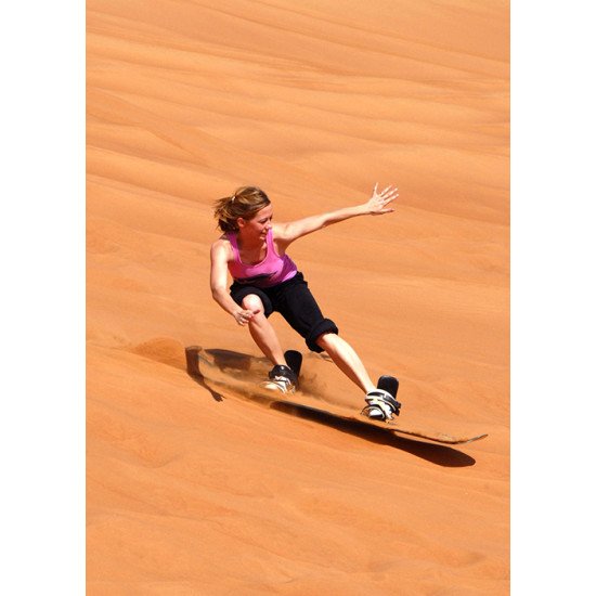 Fototapetai Moteris ant kopos dykumoje