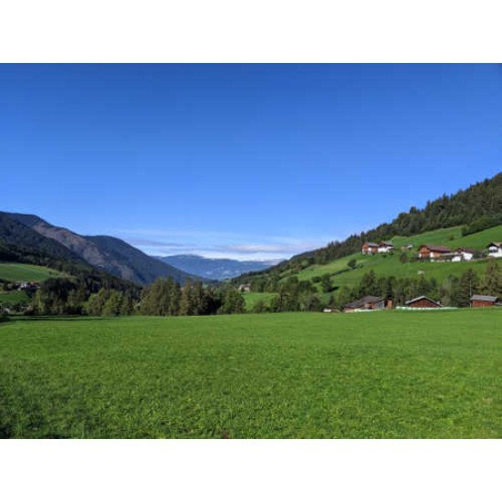 Fototapetas Pievos apsuptos kalnų