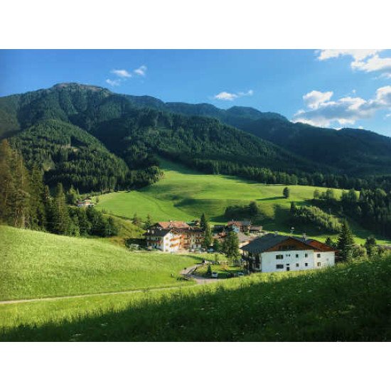 Fototapetas Kaimelis kalnų žemumoje