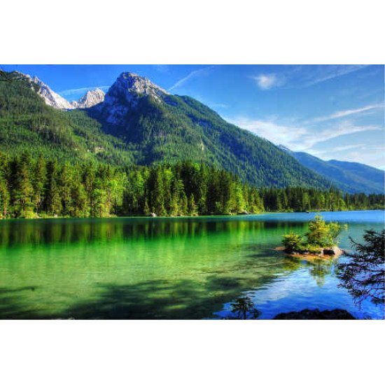 Fototapetas Žalia upė kalnų papėdėje