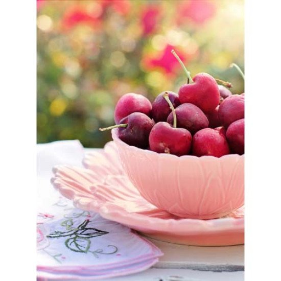 Fototapetas Rožinė lėkštė su raudonais vaisiais ir gėlėta nosine 200x270 cm