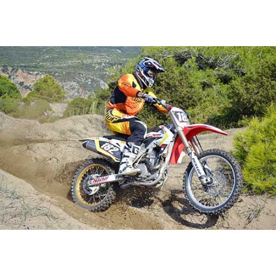 Fototapetas Motokroso lenktynininkas važiuoja per nuokalnę