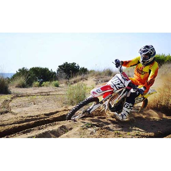 Fototapetas Motokroso lenktynininkas važiuojantis per peizažą