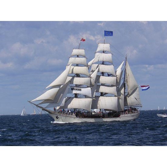 Fototapetas Laivas plaukiantis jūroje