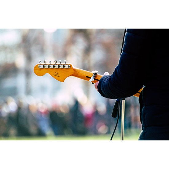 Fototapetai Gitaristas grojantis miniai