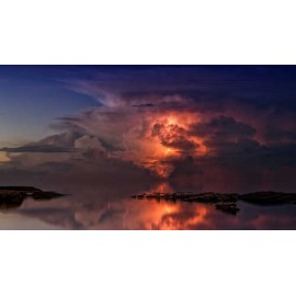 Fototapetas Žaibo nušviestas dangus vandenyno gilumoje - 002