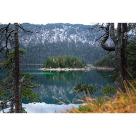 Fototapetai Ežeras apsuptas kalnais ir medžiais